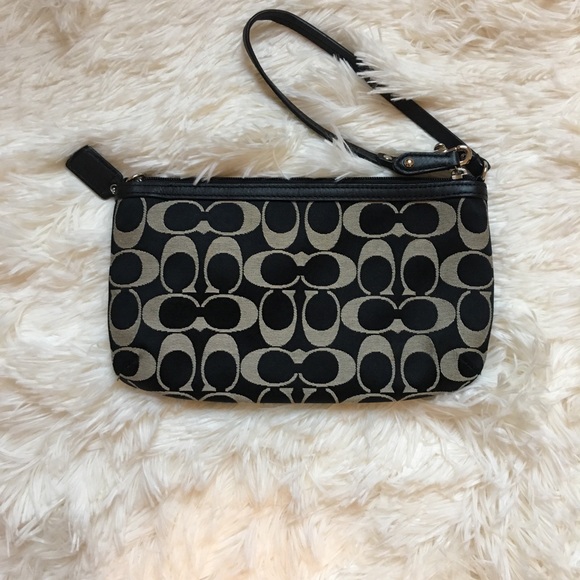 ๐ค Beautiful Coach Wristlet ๐ค - Picture 2 of 7